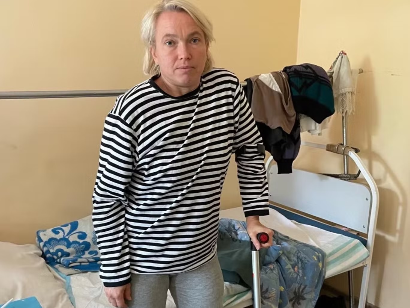 ألكساندرا من سكان كراسنوهوريفكا أصيبت في القصف الروسي الأخير (اندبندنت/ كيم سنغوبتا)