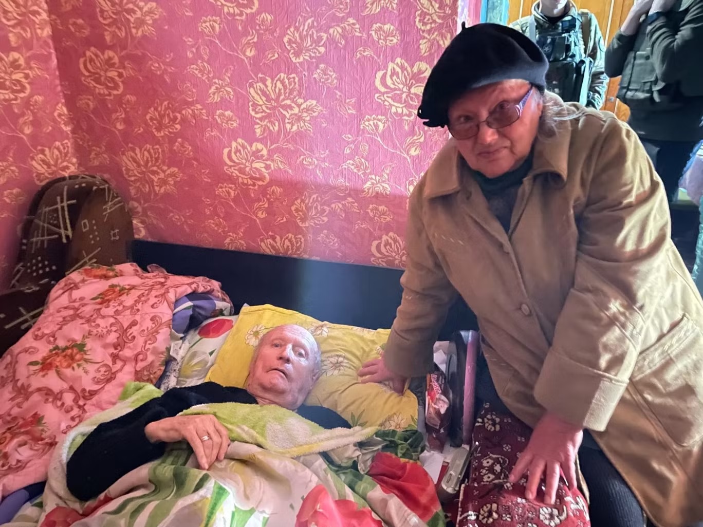 مايا تشيكونينكو (75 عاماً) وزوجها أناتولي (81 عاماً) يدرسان قرار البقاء في المنطقة أو الهرب من الغارات الروسية مرة جديدة (اندبندنت/كيم سنغوبتا) 