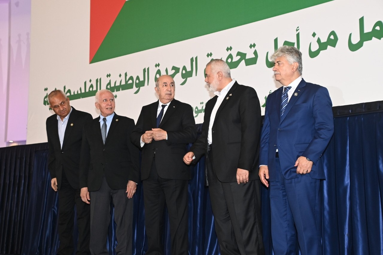 قادة الفصائل الفلسطينية أثناء توقيع "إعلان الجزائر" برعاية الرئيس عبد المجيد تبون (الرئاسة الجزائرية)