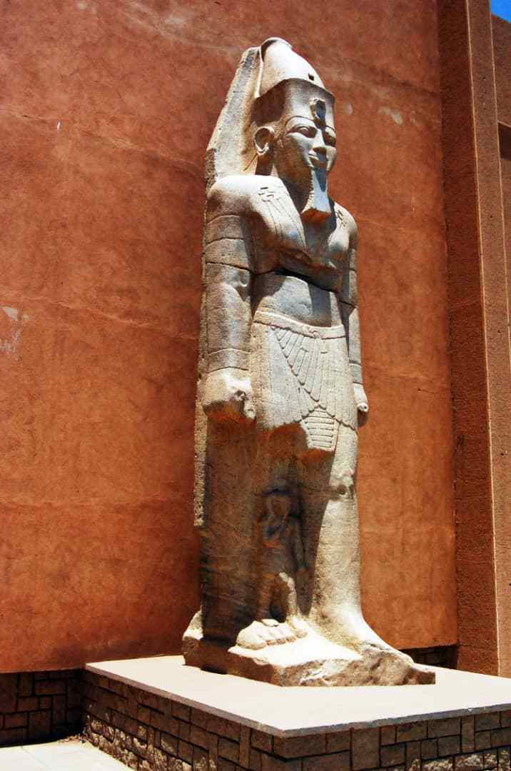 تماثيل تزين فناء المتحف القومي من الداخل (حسن حامد)