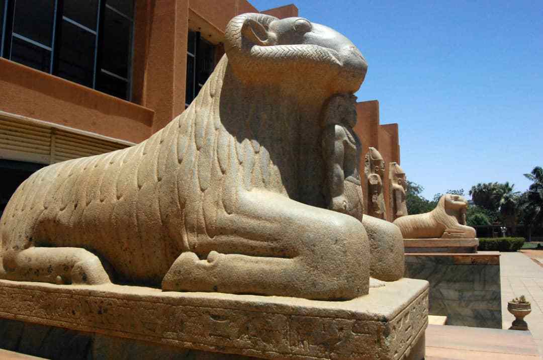 من التماثيل المعروضة في فناء المتحف (اندبندنت عربية - حسن حامد)