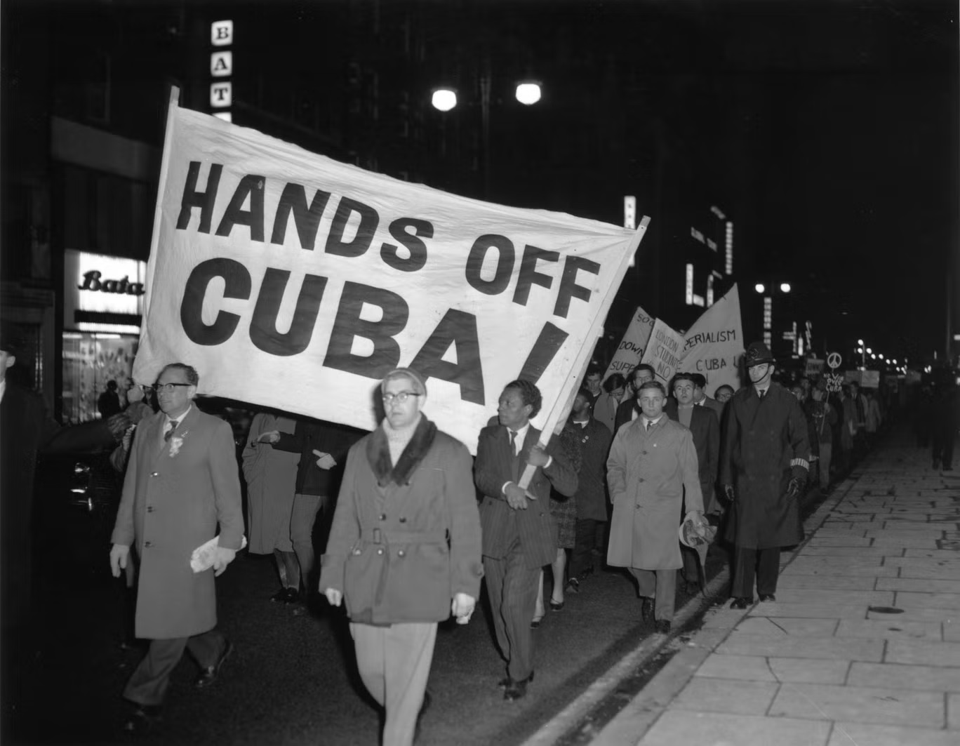احتجاج لأعضاء حركة "نزع السلاح النووي" في شارع أكسفورد بلندن ضد القرارات الأميركية خلال أزمة الصواريخ الكوبية (غيتي)