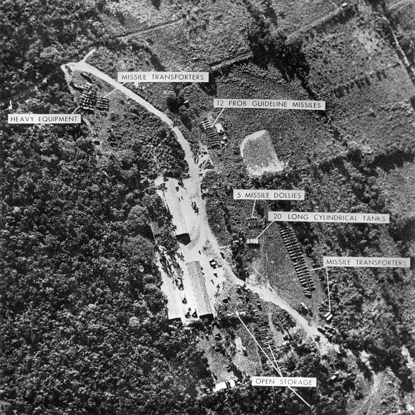 صورة جوية التقطت في أكتوبر 1962 لإحدى قواعد الصواريخ الكوبية متوسطة المدى (أ ف ب عبر غيتي)