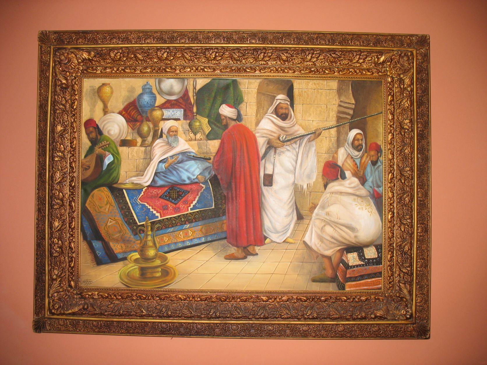 من اللوحات المعلقة على جدران الفندق (اتدبندنت عربية)