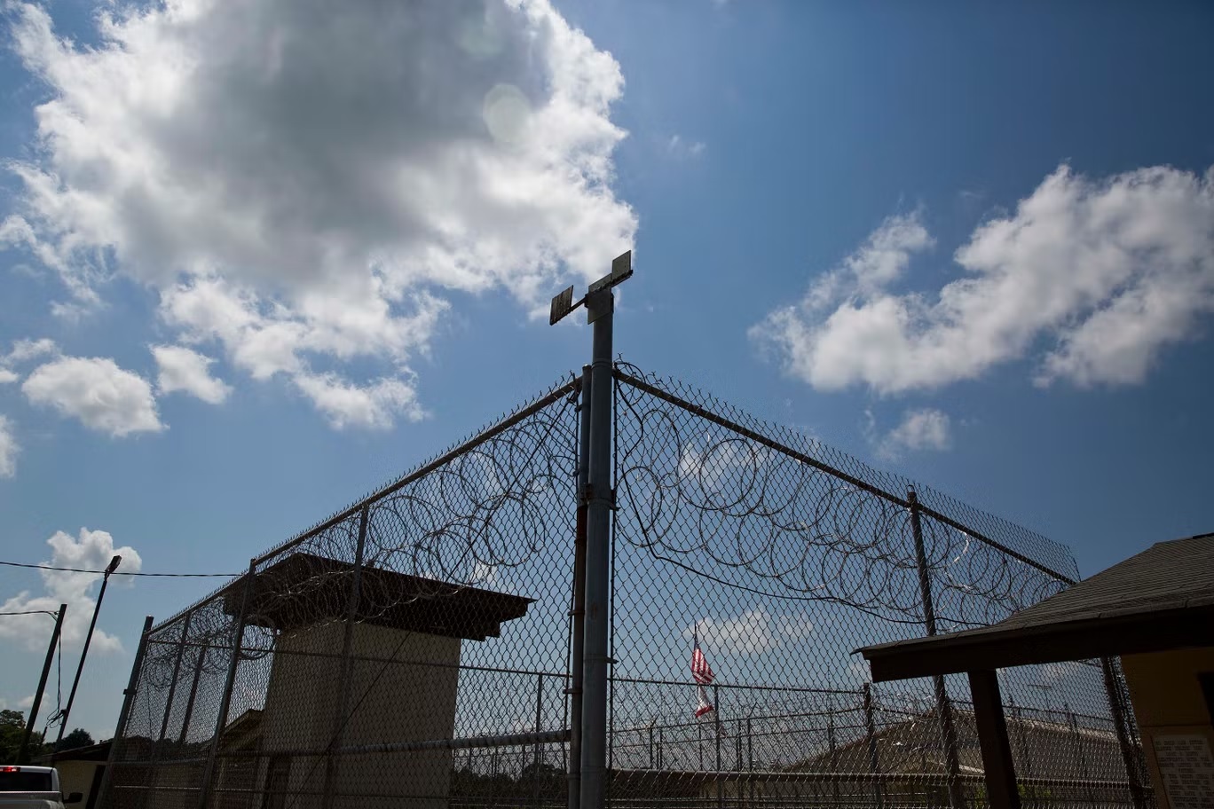 سياج المحيط بمرفق إلمور الإصلاحي في ألاباما. زعم السجناء في الولاية أنهم تعرضوا للتجويع القسري والعمل خلال الإضراب الأخير الذي استمر ثلاثة أسابيع (أ ب)