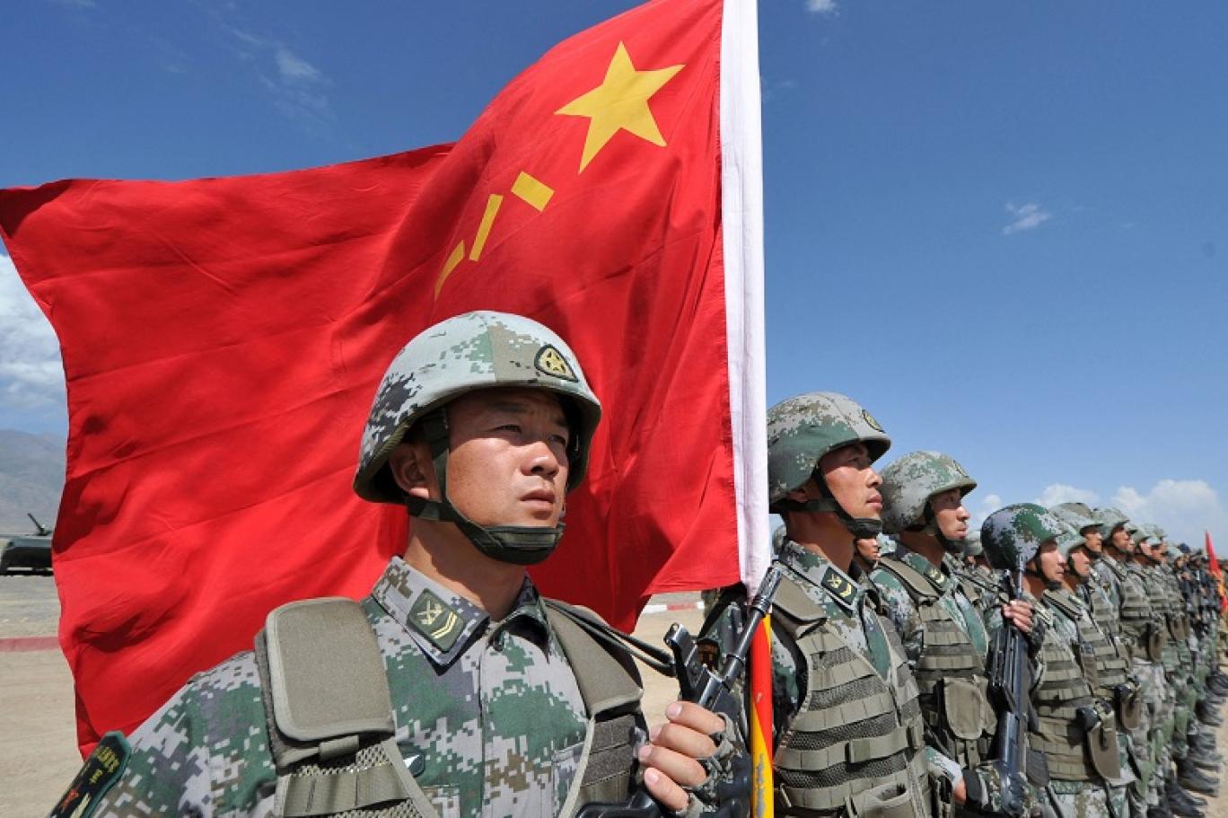 القوات الصينية خلال مناورات عسكرية عام 2016 مع دول منظمة شنغهاي للتعاون (أ ف ب)