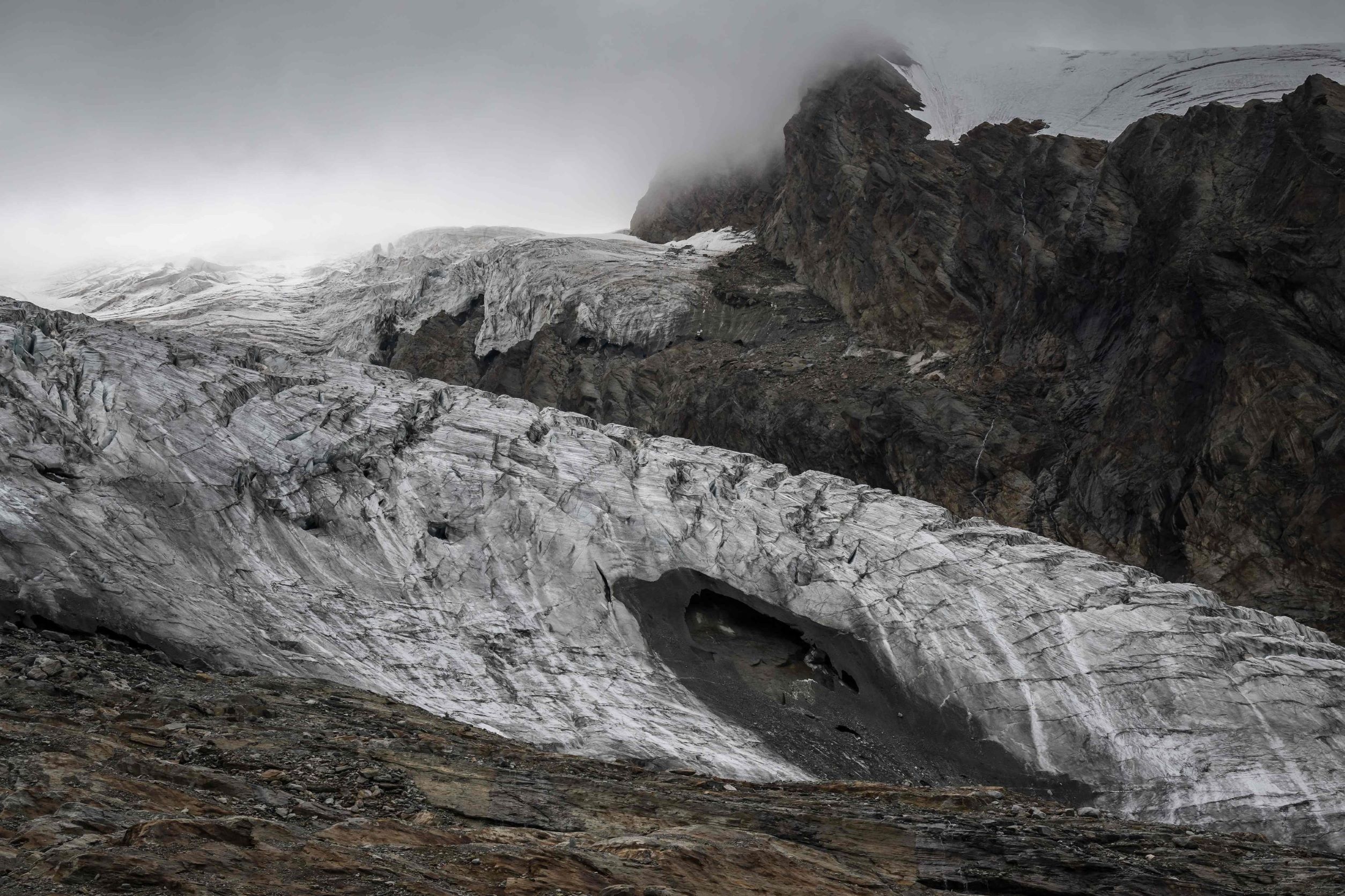 كهف يظهر إثر ذوبان في نهر جليدي فوق منتجع "ساس-في" سويسري في جبال الألب، يوليو 2022 (أ ف ب)