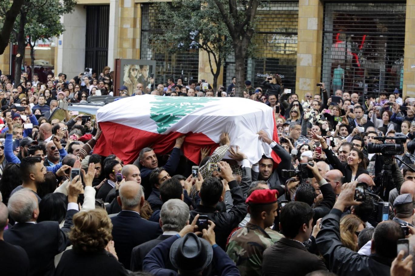 تشهد بعض الجنازات في لبنان أجواءً تشبه احتفالات وداع للراحلين (أ ف ب)