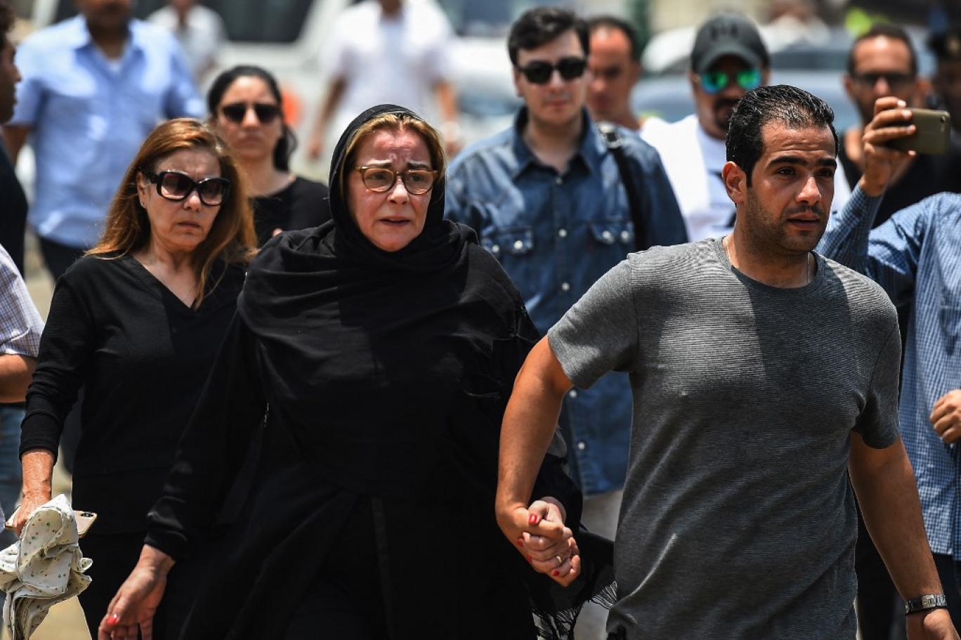 اتهامات للمراسلين في مصر باقتحام خصوصية الفنانين في جنازات زملائهم الراحلين (أ ف ب)