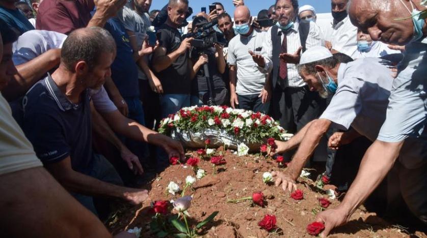 أشخاص يضعون الزهور على قبر الرئيس الجزائري السابق عبد العزيز بوتفليقة (أ ف ب).jpg
