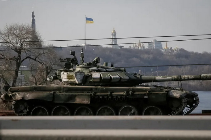 دبابة روسية اسرتها أوكرانيا واستعرضتها في كييف بتاريخ مارس 2022 