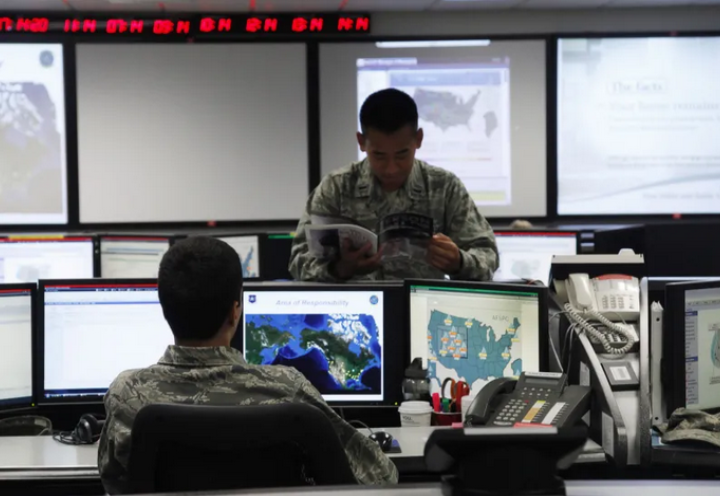 جنود يعملون في قاعدة بترسون للقوات الجوية بولاية كولورادو الأميركية بتاريخ يوليو 2010 