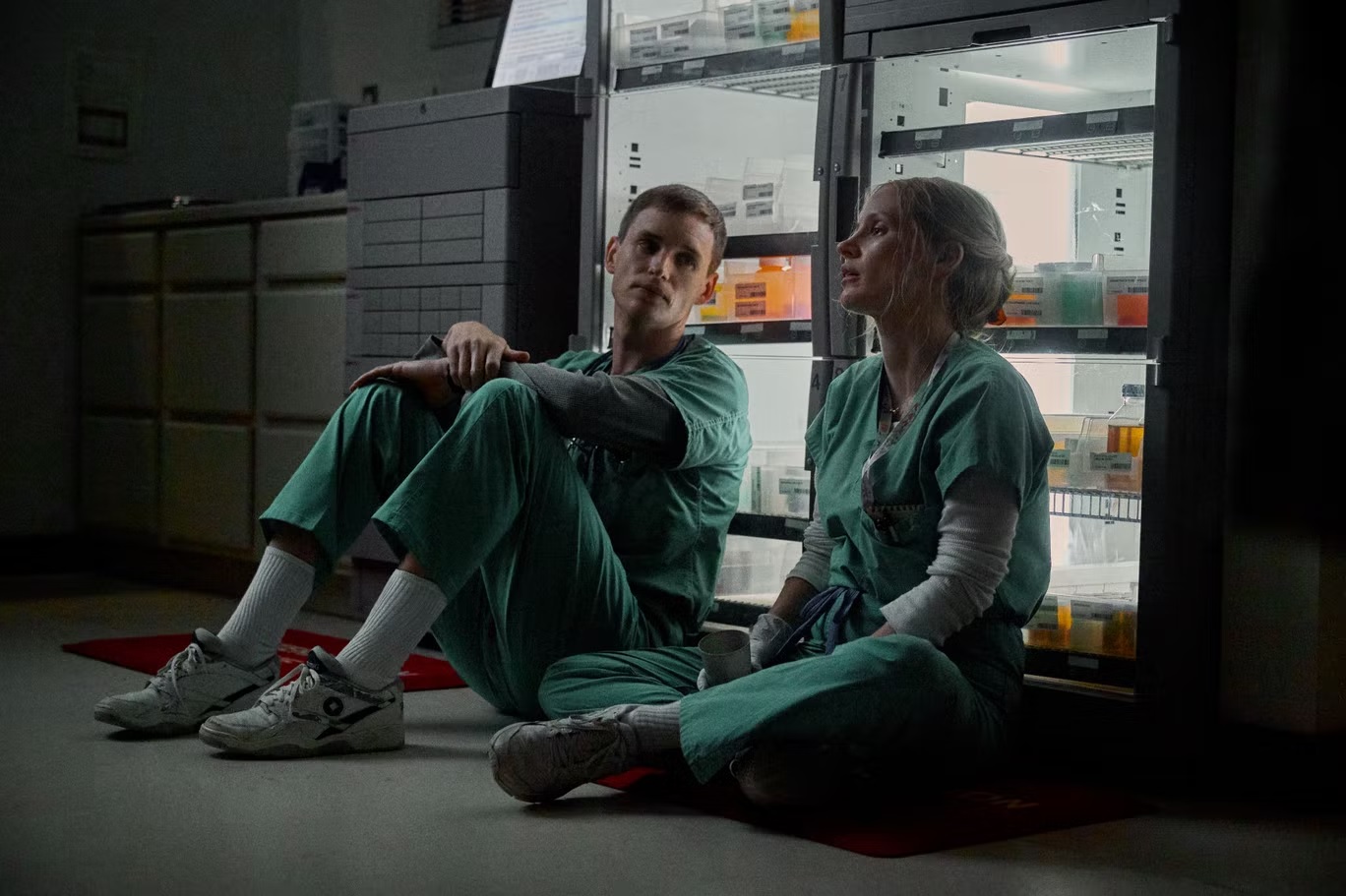 إيدي ريدماين بدور تشارلز كولين وجيسيكا تشاستين بدور آيمي لوغرين في "الممرض الجيد" (نتفليكس)