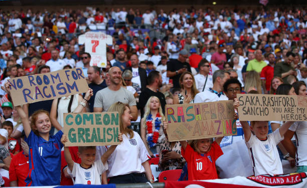 تنشط حملات إدانة السلوك العنصري في مدرجات كرة القدم بحمل شعارات عدة منها  "لا للعنصرية" (غيتي)