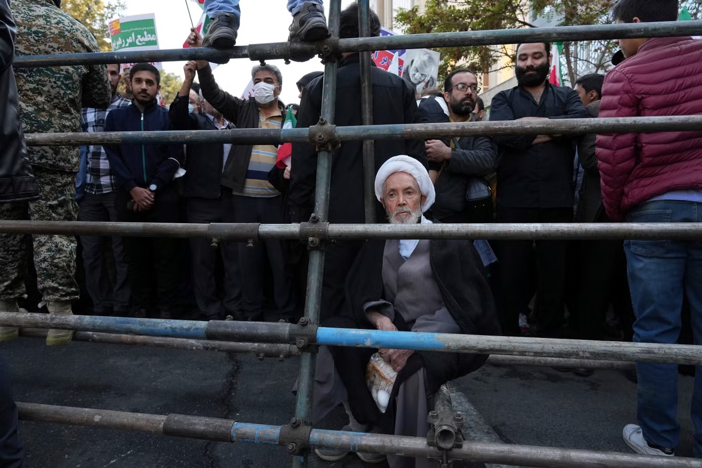 السلطات الإيرانية تكافح للسيطرة على الاحتجاجات (أ ب)