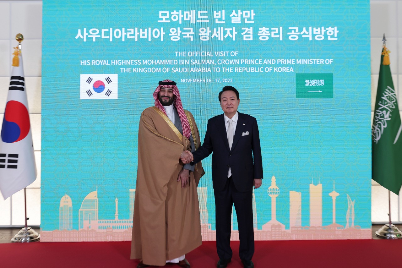 الأمير محمد بن سلمان يلتقي الرئيس الكوري يون سوك يول (رويترز)