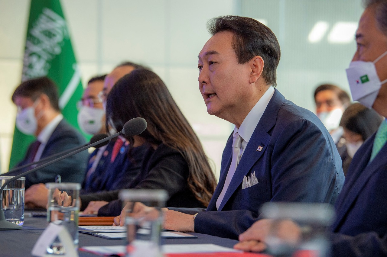 الرئيس الكوري الجنوبي يون سوك يول أثناء اجتماع مع الوفد السعودي (رويترز)