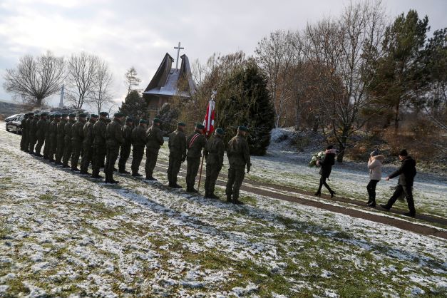 أفراد من القوات المسلحة تجمعوا قرب كنيسة أثناء مأتم أحد ضحايا الصاروخ الذي سقط على قرية بريزفودوف البولندية قرب الحدود مع أوكرانيا بتاريخ 19 نوفمبر 2022