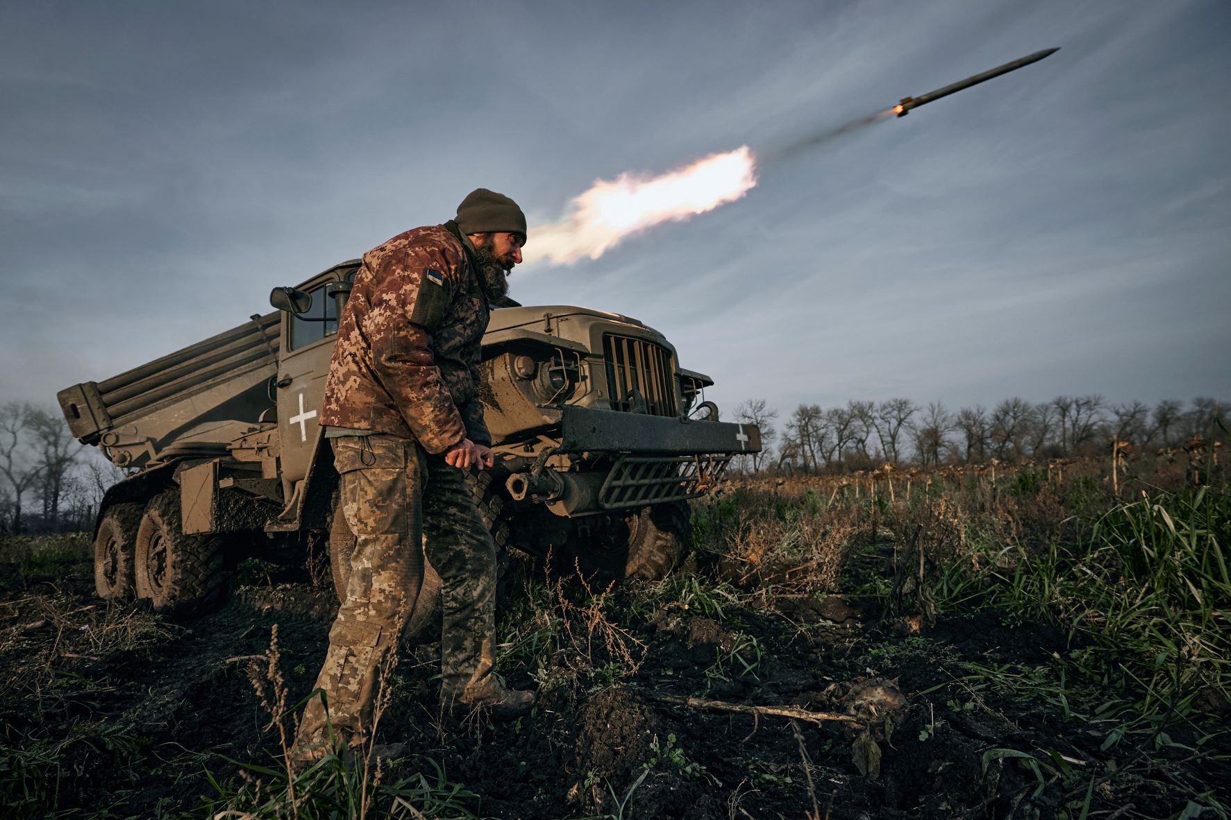 قصف أوكراني بصواريخ غراد على مواقع روسية أمامية قرب باخموت في اقليم دونيتسك 