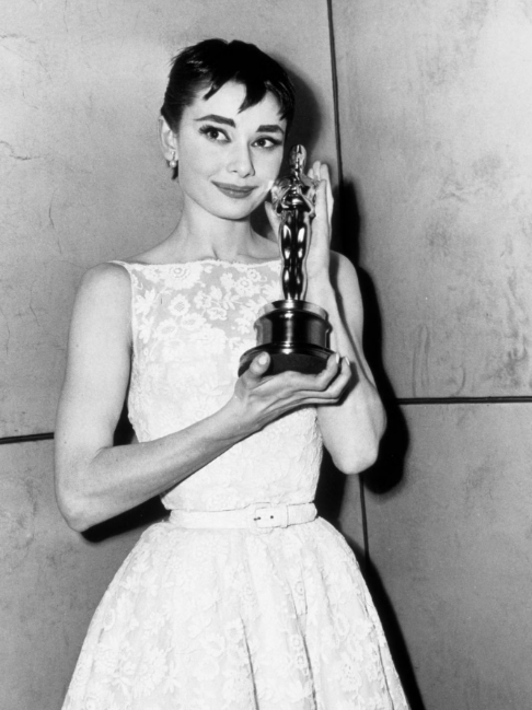 فازت هيبورن بجائزة الأوسكار عن أدائها في شريط "إجازة في روما"