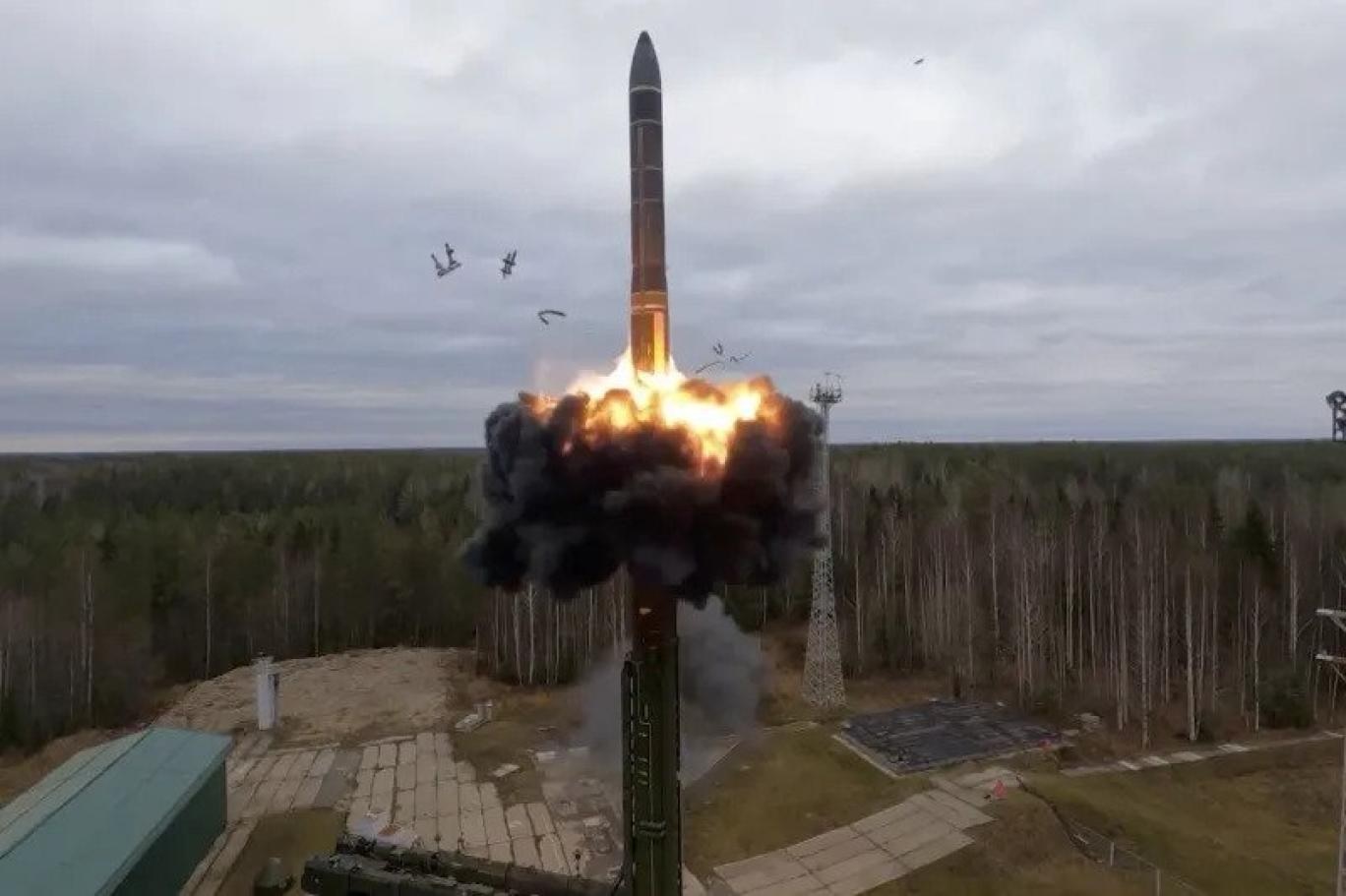 إطلاق صاروخ باليستي عابر للقارات في ميرني، روسيا، أكتوبر 2022 (رويترز)