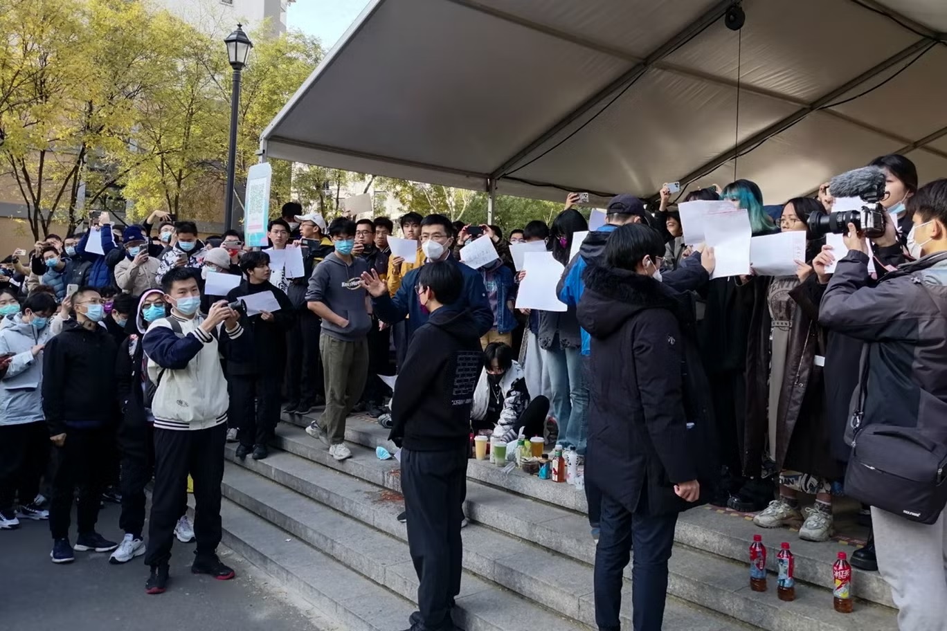 طلاب ينظمون احتجاجاً في جامعة تسينغهوا في بكين يوم الأحد (أ ب)