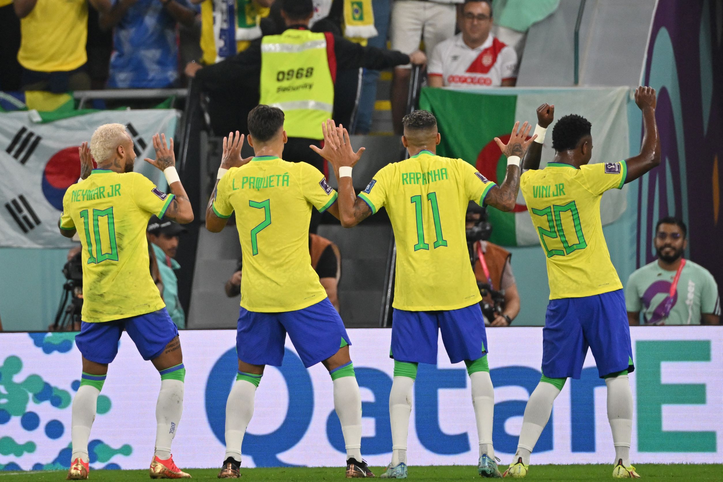 لاعبو المنتخب البرازيلي يرقصون في مونديال قطر 2022 (أ ف ب)