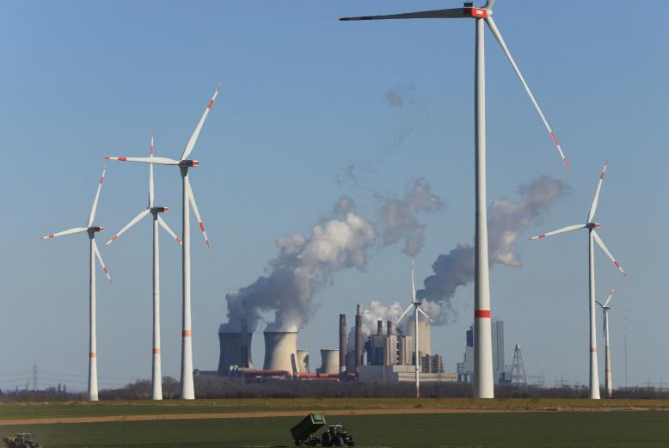 توربينات الرياح أمام محطة طاقة تعمل بالفحم بالقرب من جاكيراث، ألمانيا، مارس  2022