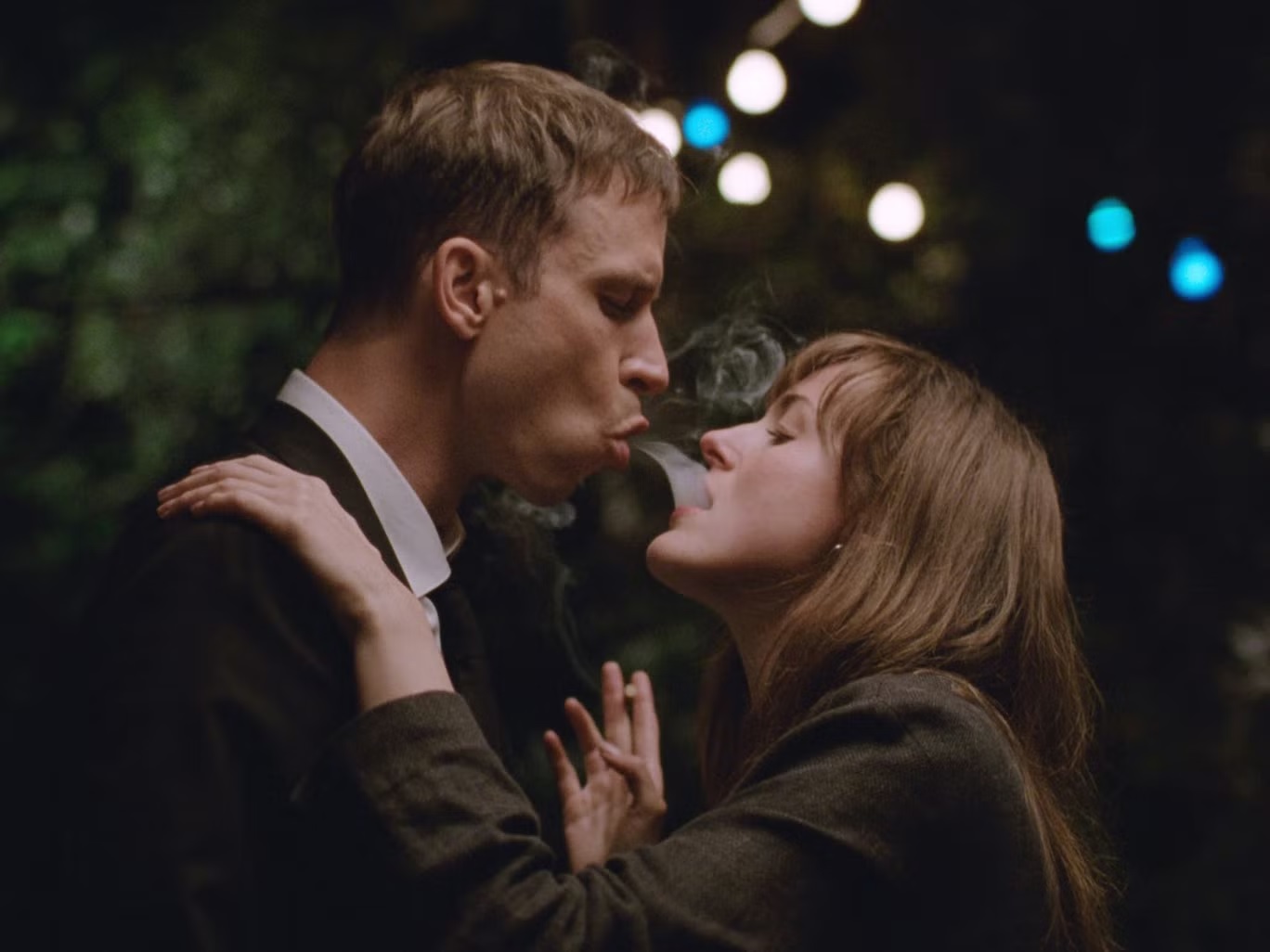 هربرت نوردرم وريناتي راينسفي في فيلم "أسوأ شخص في العالم" (موبي)