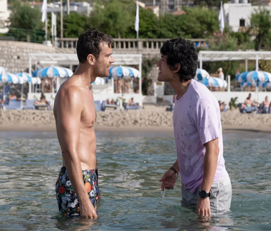 الممثلان ثيو جيمس وويل شارب يؤديان شخصيتي كاميرون وإيثان في شجار على الشاطئ 