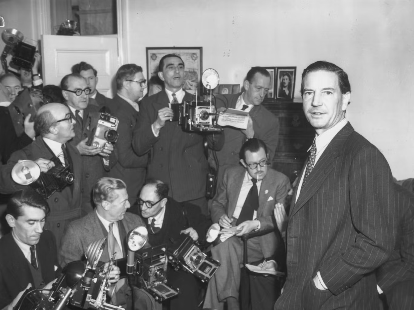 فيلبي (يمين) في مؤتمر صحافي عقد في لندن رداً على مشاركته مع بيرجيس وماكلين، 8 نوفمبر (تشرين الثاني) 1955 (غيتي)