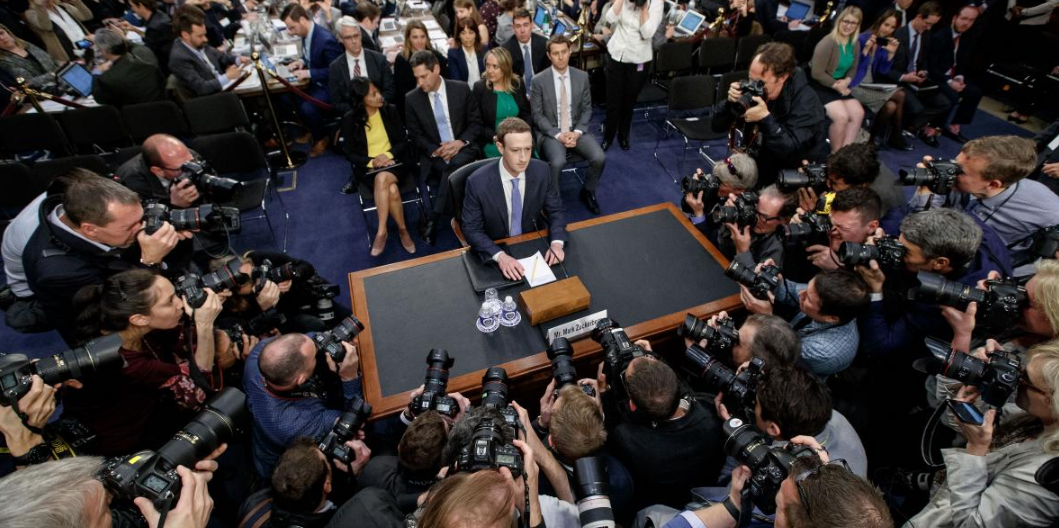 مارك زوكربرغ أثناء ادلائه بشهادته أمام لجنة استماع في الكونغرس بتاريخ إبريل 2018