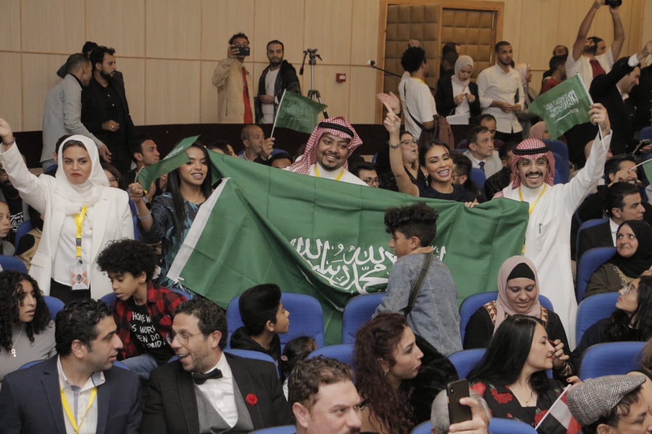 فريق العرض يحتفل بالجائزة.jpg