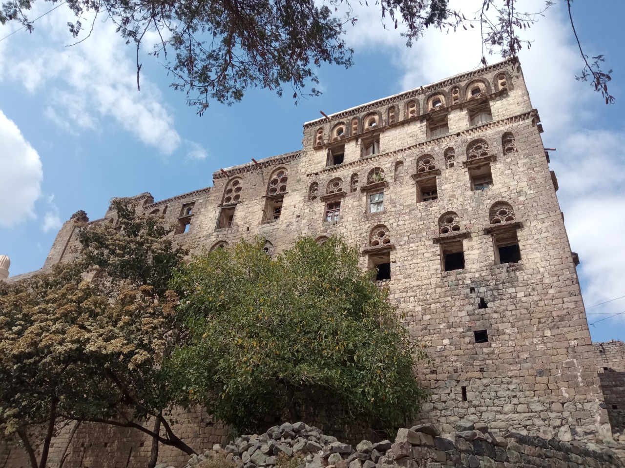 بقايا قصر السلطانة المعروف بـ"دار العز" في جبلة (اندبندنت عربية - محمد الخطيب)