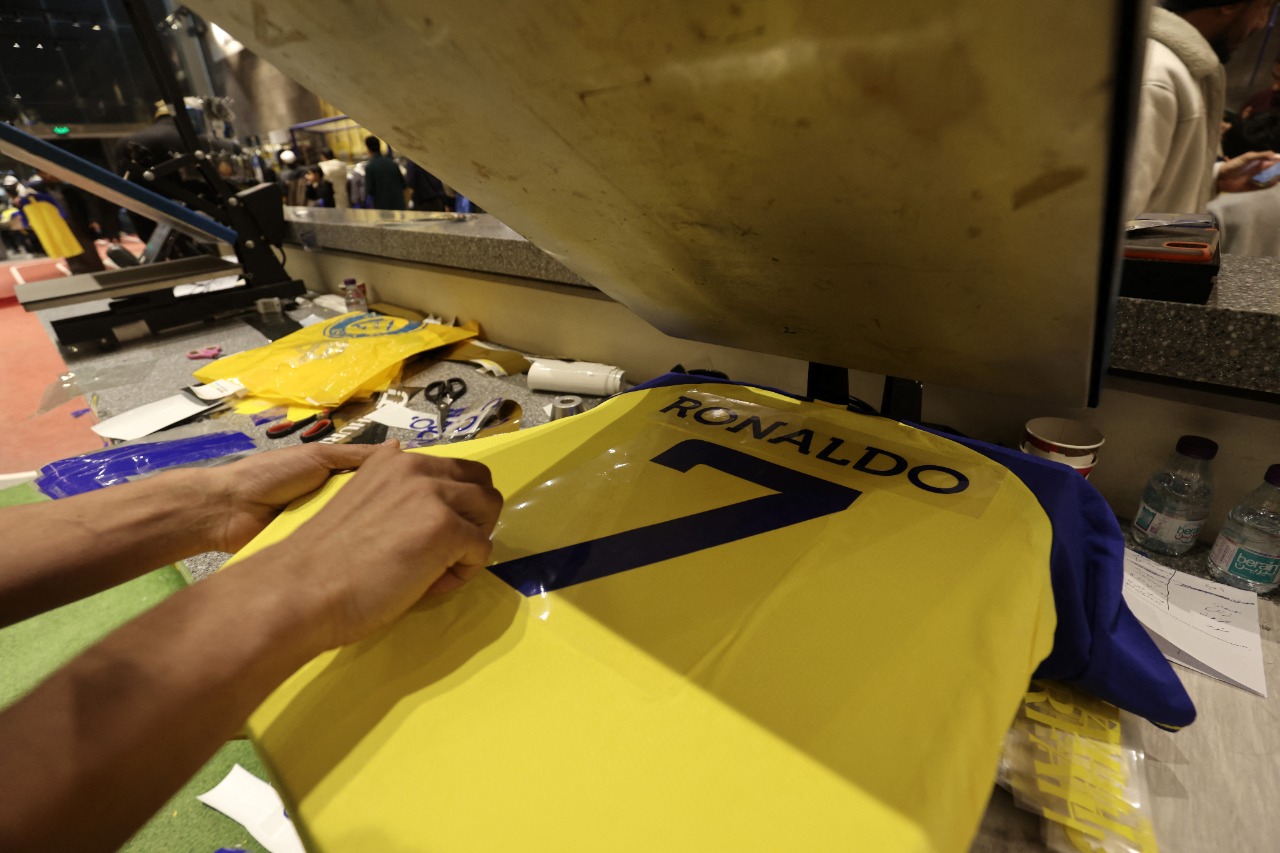طباعة رقم رونالدو على قمصان النادي في متجر النصر بالرياض (أ ب)