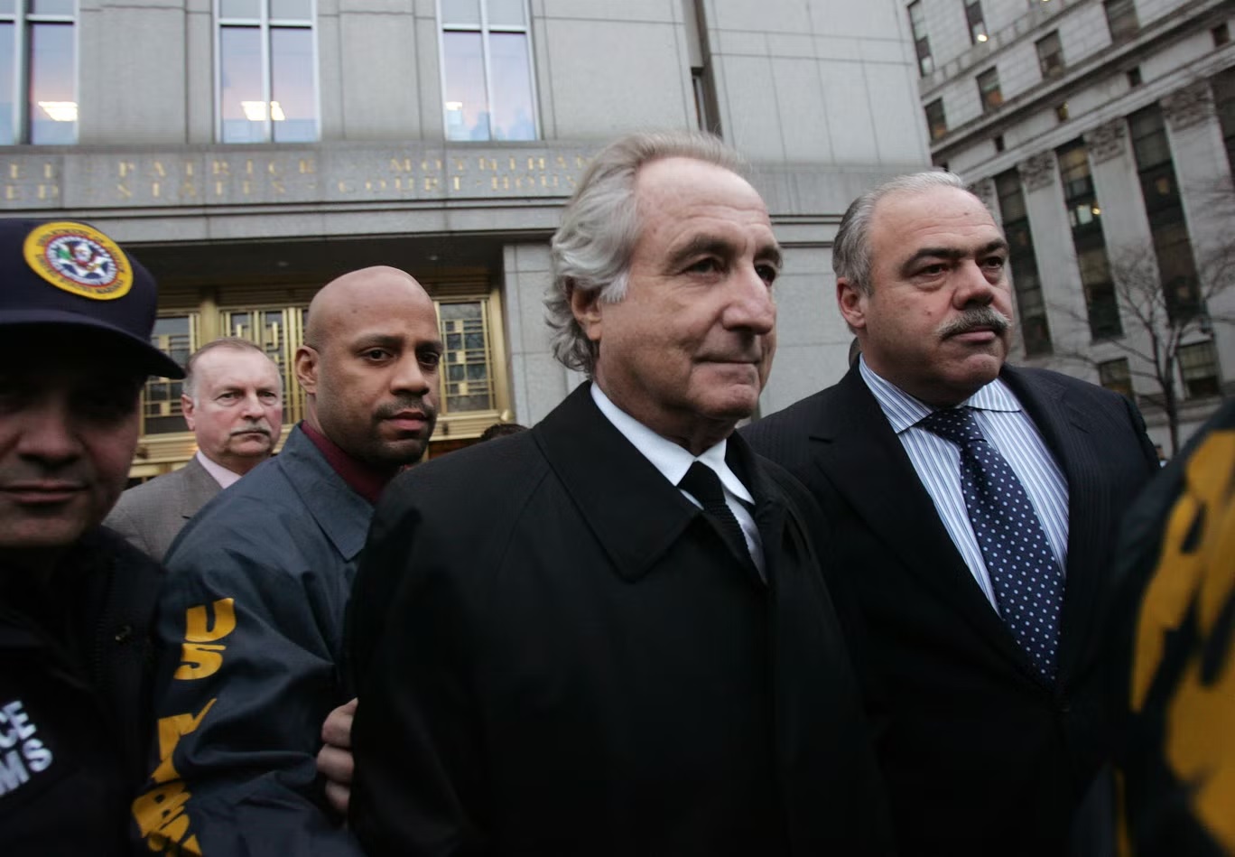 مادوف داخل المحكمة الفدرالية بعد جلسة الاستماع لطلب الإفراج بكفالة يوم 5 يناير 2009 (غيتي) 