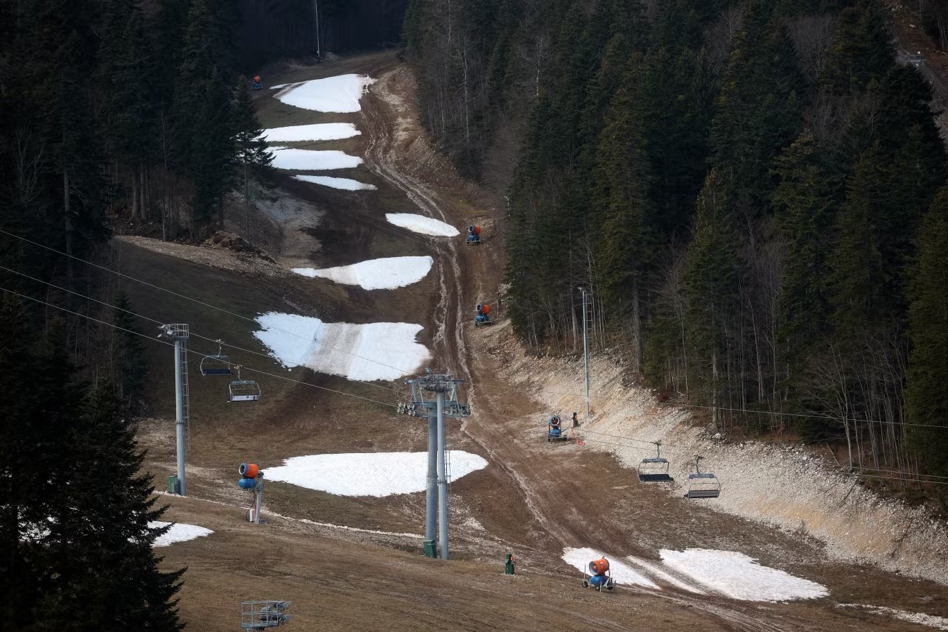 مسار تزلج به بقع قليلة من الثلج على جبل بيالاشنيتسا بالقرب من سراييفو، البوسنة، الأربعاء 4 يناير 2023 (أ ب)