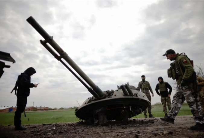 جنود أوكرانيون في منطقة زابوروجيا بأوكرانيا بتاريخ إبريل 2022 