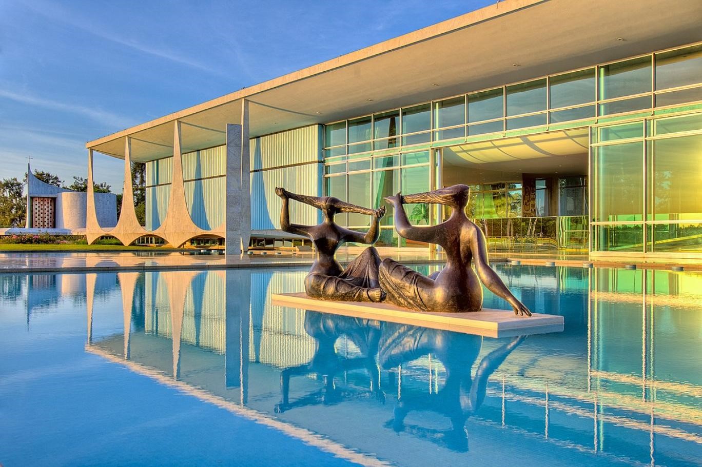 واجهة قصر الفجر وجزء من أعمدتها (موقع مدينة برازيليا).jpeg