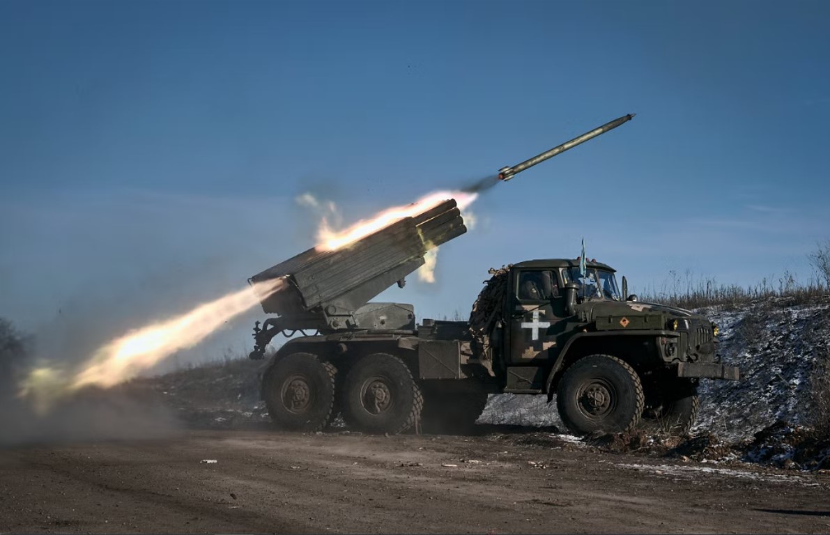 بطارية صواريخ غراد تقصف مواقع للقوات الروسية على خط المواجهة قرب سوليدار