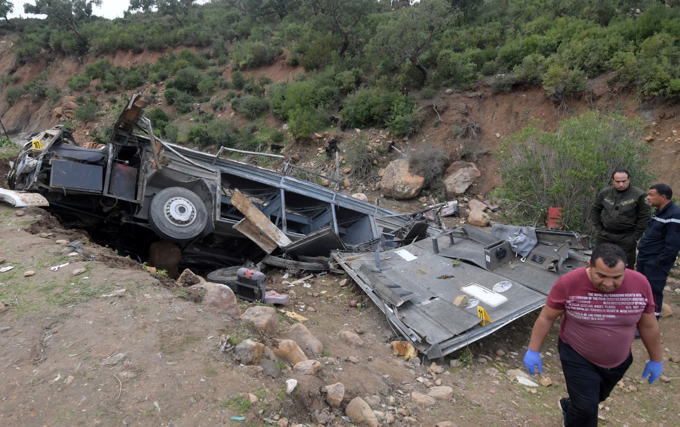 ما تبقى من حافلة سقطت على منحدر صخري شمال تونس (أ ف ب).jpg
