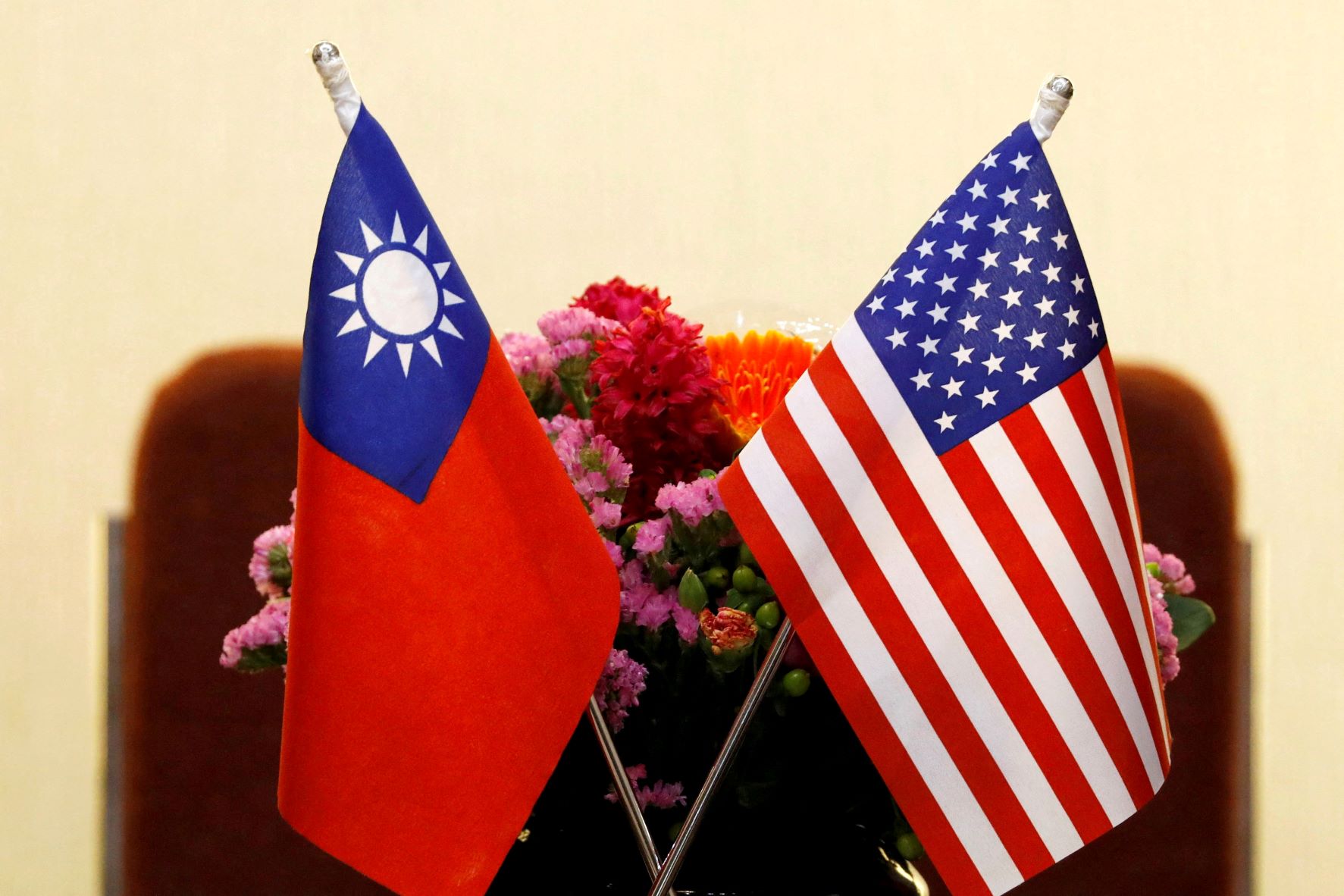 علما تايوان والولايات المتحدة مثبتان في سياق أحد اللقاءات بينهما في تايبيه بتاريخ 27 مارس 2023 