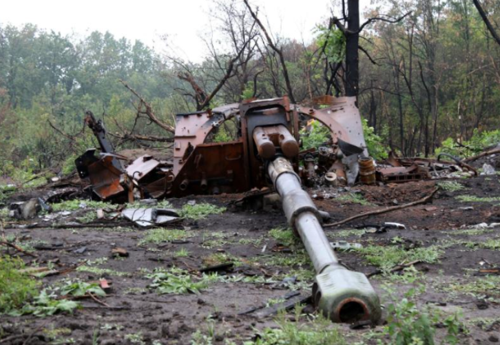 مدفع هاوتزر روسي مدمر في منطقة خاركيف بأوكرانيا خلال سبتمبر 2022