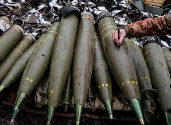 جندي أوكراني يكتب على قذائف هاوتزر في منطقة دونيتسك خلال نوفمبر 2022