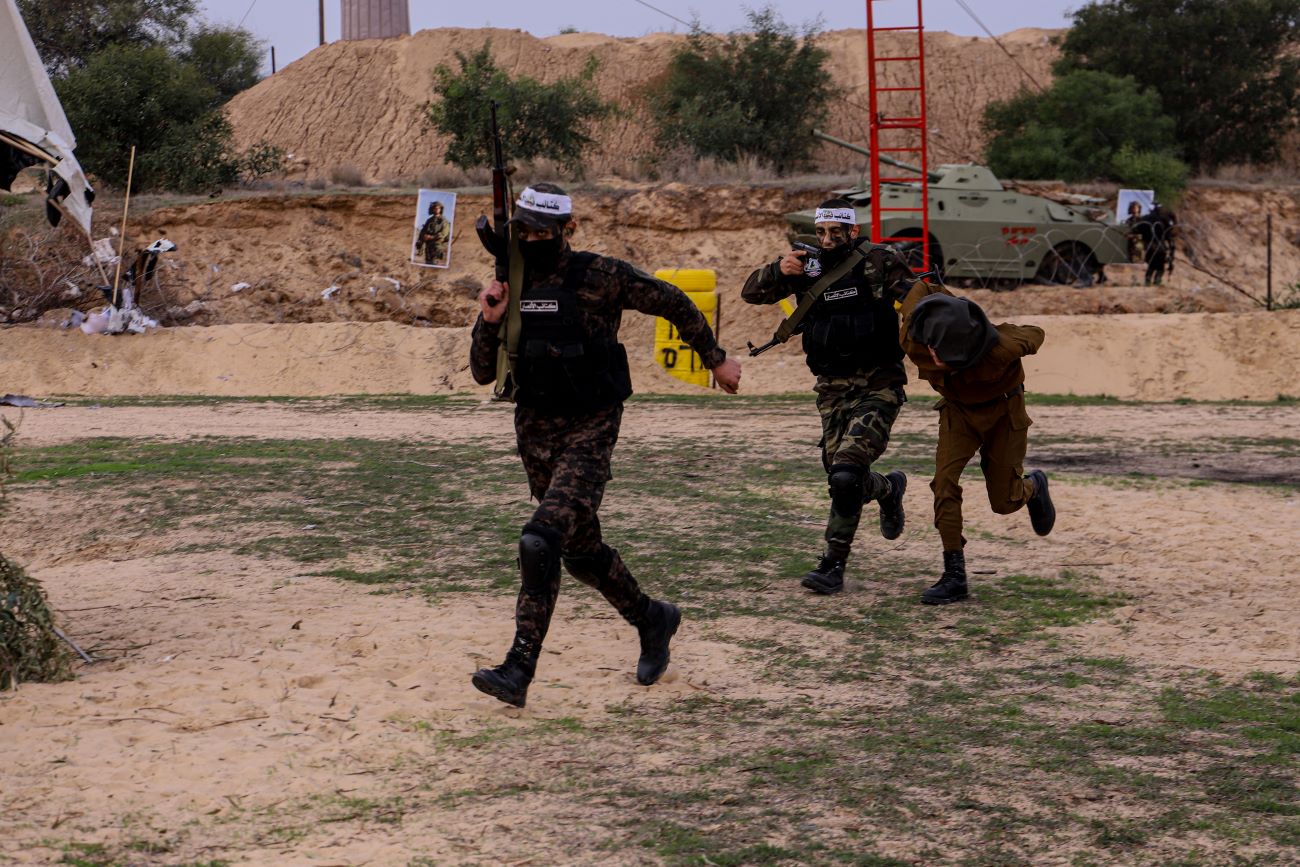 أثناء تدرب عناصر الفصائل الفلسطينية على عمليات خطف جنود إسرائيليين  (اندبندنت عربية - مريم أبو دقة)