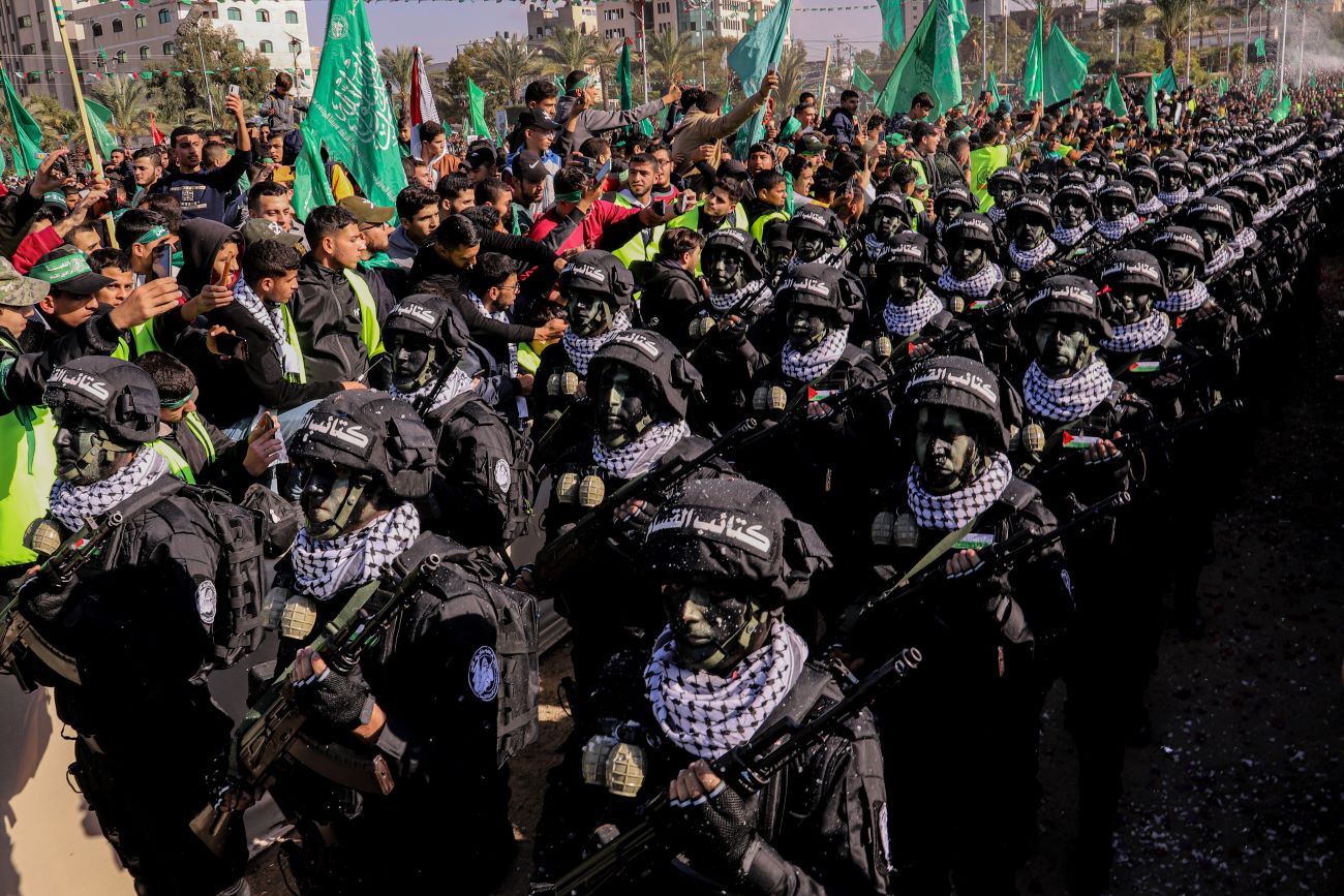عرض عسكري لعناصر مسلحين في حركة "حماس" (اندبندنت عربية - مريم أبو دقة)