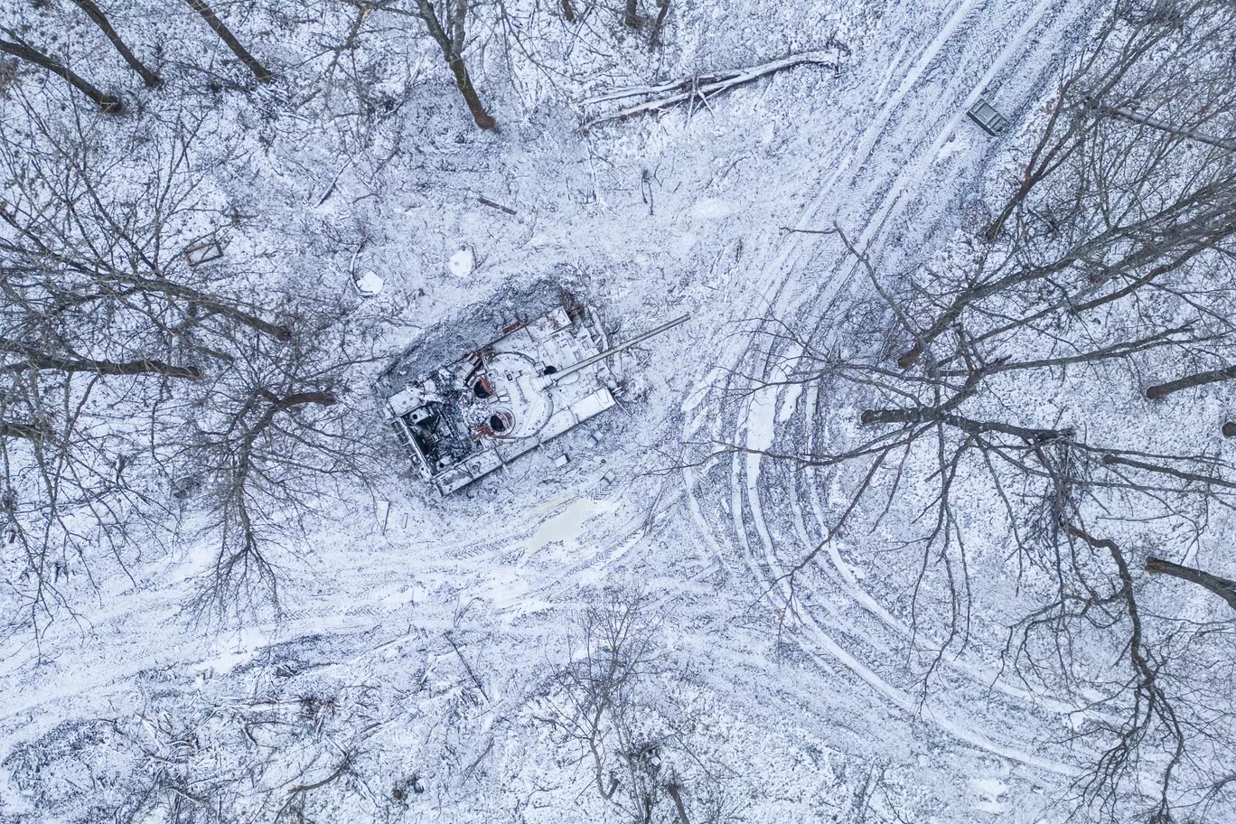 دبابة روسية مدمرة مغطاة بالثلوج في غابة في منطقة خاركيف بأوكرانيا (أ ب)
