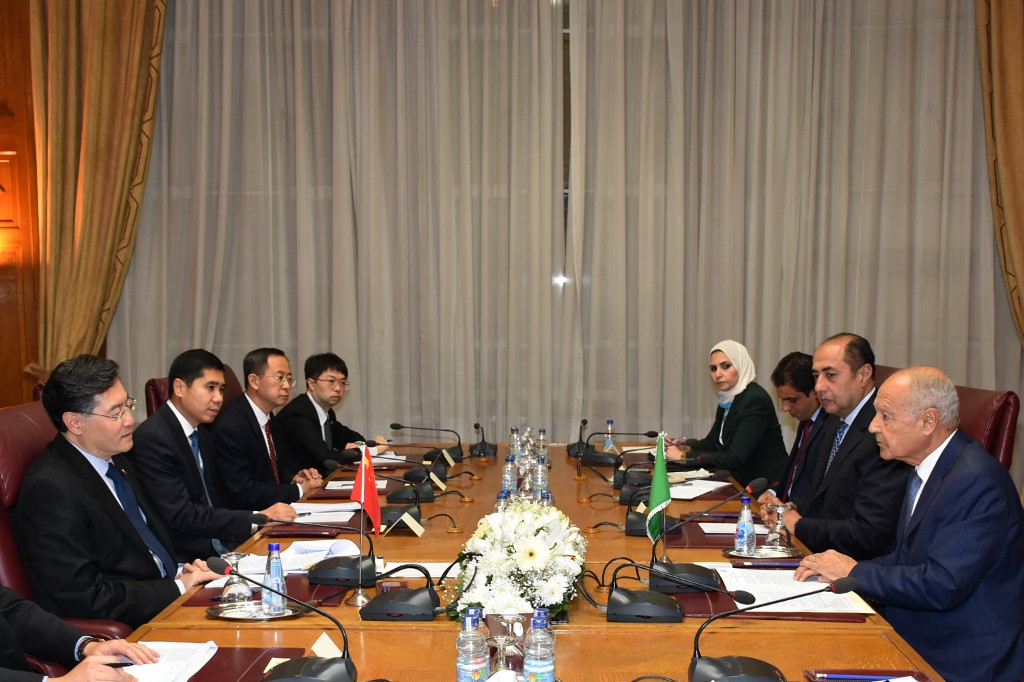 الأمين العام لجامعة الدول العربية أحمد أبو الغيط يلتقي وزير الخارجية الصيني  في مقر الجامعة بالقاهرة (أ ف ب).jpg