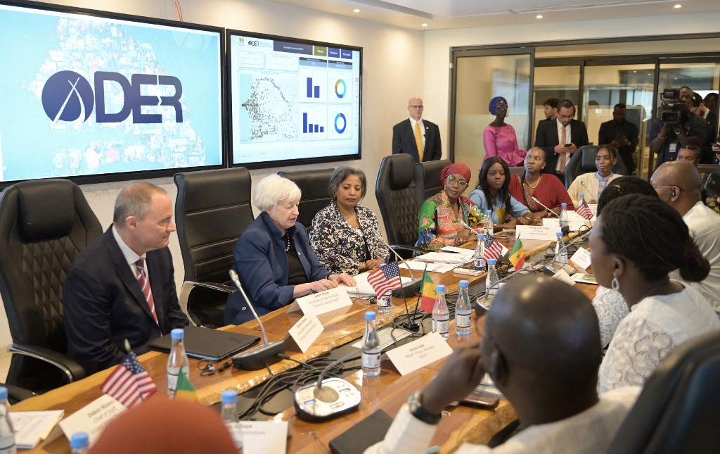 وزيرة الخزانة الأمريكية جانيت يلين تتحدث خلال زيارتها للوفد العام لريادة الأعمال السريعة للنساء والشباب في داكار (أ ف ب).jpg