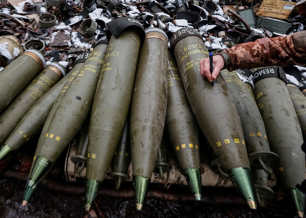 Howitzer shell in Donetsk_rtr---lcimg-1d17fe67-9b92-44a3-a67c-9e4e052cf967.jpeg